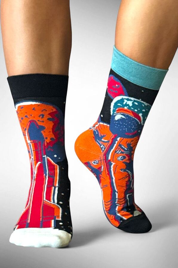 COSMIC ADVENTURE MISMATCH PREMIUM ELASTIC COTTON CREW SOCKS WITH HAND-LINKED TOES