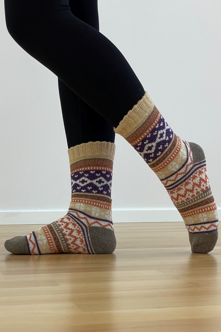 ΓΥΝΑΙΚΕΙΑ ΚΑΛΤΣΑ ΑΠΑΛΗ ΚΑΙ ΖΕΣΤΗ ΜΕ ΝΟΡΒΗΓΙΚΑ ΓΕΩΜΕΤΡΙΚΑ ΣΧΕΔΙΑ