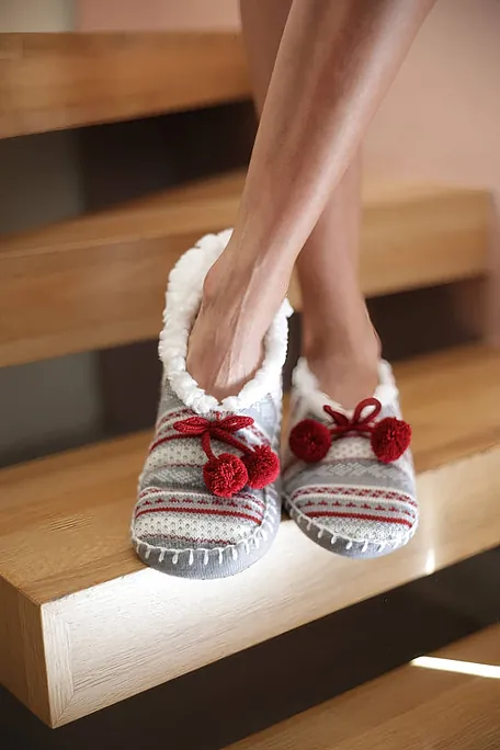 ΓΥΝΑΙΚΕΙΑ ΚΑΛΤΣΟΠΑΝΤΟΦΛΑ ΜΕ ΣΟΛΑ ABS ΕΣΩΤΕΡΙΚΗ ΖΕΣΤΗ ΜΑΛΑΚΗ ΕΠΕΝΔΥΣΗ ΚΑΙ ΣΧΕΔΙΟ ΡΙΓΕ ΜΕ ΠΟΜ-ΠΟΜ