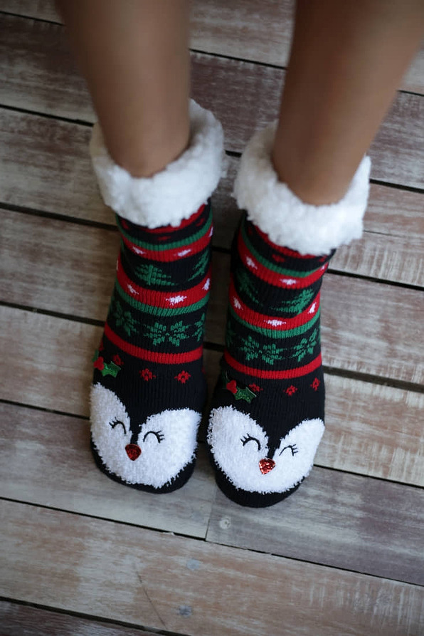 WOMAN ANTI-SLIP CHRISTMAS SLIPPERS WITH FLUFFY LINING INSIDE AND PENGUIN OR RUDOLF PATTERN WITH APLIQUE DETAILS