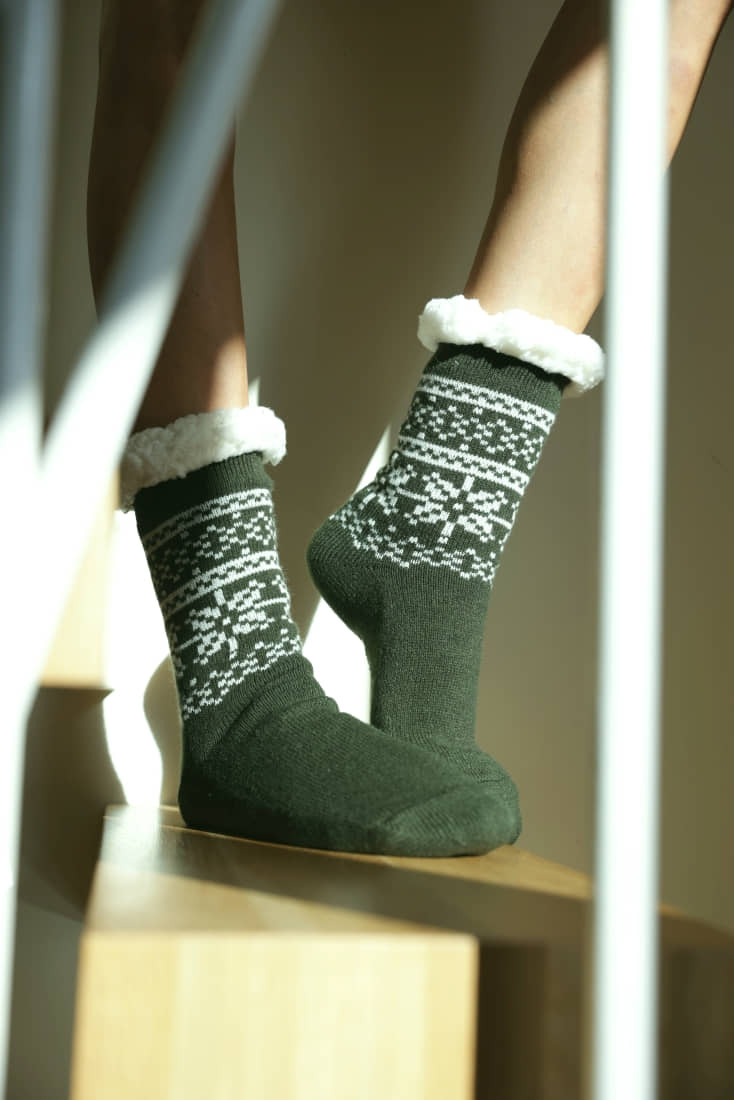 ΓΥΝΑΙΚΕΙΑ ΚΑΛΤΣΟΠΑΝΤΟΦΛΑ ΧΡΙΣΤΟΥΓΕΝΝΙΑΤΙΚΗ ΜΕ ABS ΕΣΩΤΕΡΙΚΗ ΖΕΣΤΗ ΜΑΛΑΚΗ ΕΠΕΝΔΥΣΗ ΚΑΙ ΣΧΕΔΙΟ ΧΙΟΝΟΝΙΦΑΔΕΣ