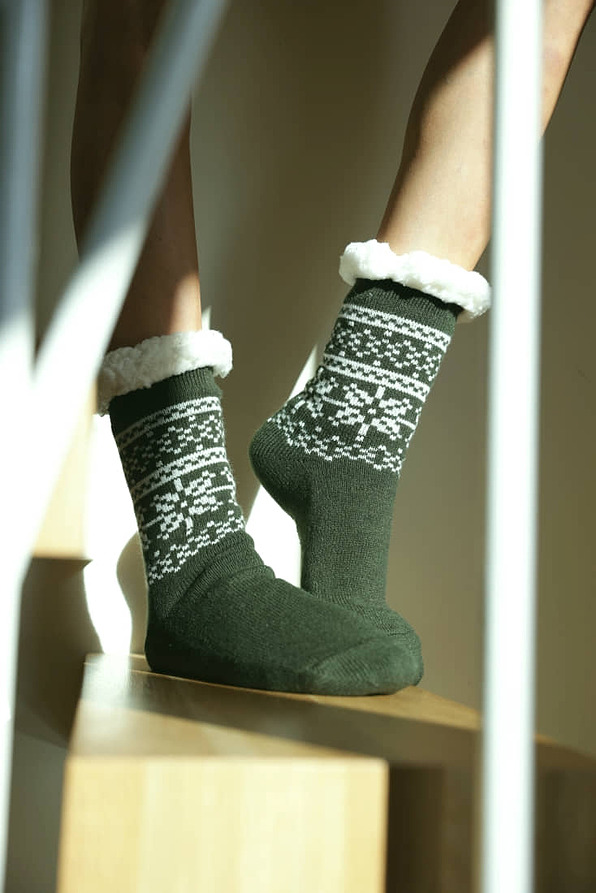 WOMAN ANTI-SLIP CHRISTMAS SLIPPERS WITH FLUFFY LINING INSIDE AND SNOWFLAKES PATTERN