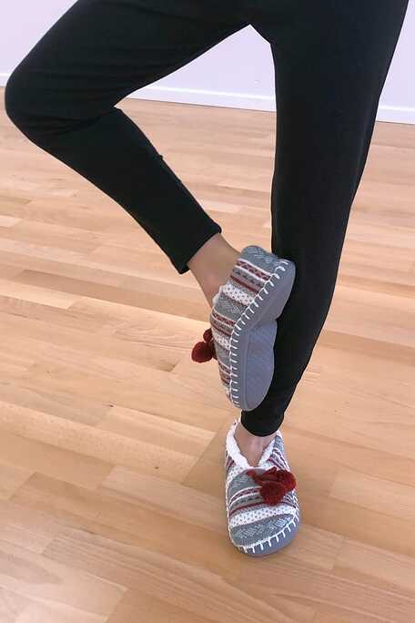 GIRL ANTI-SLIP SOLE SLIPPERS WITH FLUFFY LINING INSIDE AND STRIPY PATTERN WITH POM-POM