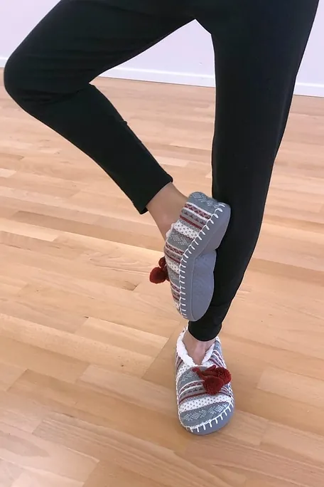 ΚΟΡΙΤΣΙΣΤΙΚΗ ΚΑΛΤΣΟΠΑΝΤΟΦΛΑ ΜΕ ΣΟΛΑ ABS ΕΣΩΤΕΡΙΚΗ ΖΕΣΤΗ ΜΑΛΑΚΗ ΕΠΕΝΔΥΣΗ ΚΑΙ ΣΧΕΔΙΟ ΡΙΓΕ ΜΕ ΠΟΜ-ΠΟΜ