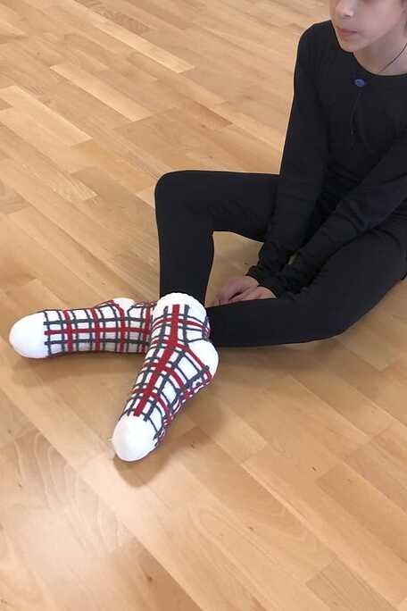 KIDS ANTI-SLIP SLIPPERS WITH FLUFFY LINING INSIDE AND TARTAN PATTERN