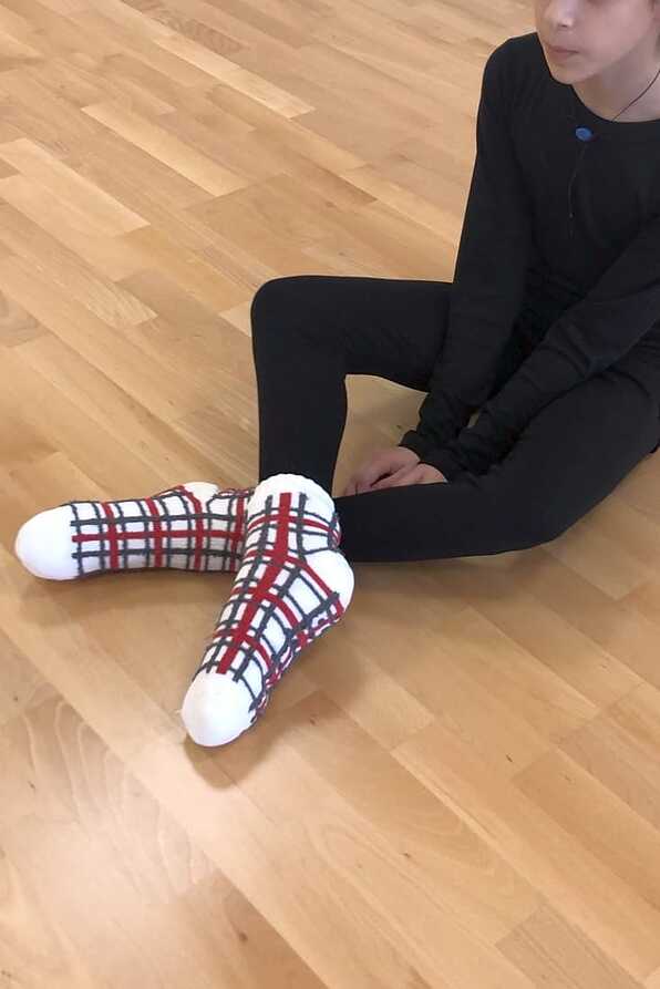 KIDS ANTI-SLIP SLIPPERS WITH FLUFFY LINING INSIDE AND TARTAN PATTERN