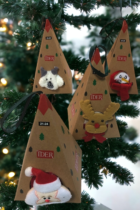 ΧΝΟΥΔΩΤΕΣ ΧΡΙΣΤΟΥΓΕΝΝΙΑΤΙΚΕΣ ΝΗΠΙΑΚΕΣ ΚΑΛΤΣΕΣ ΜΕ ABS ΚΑΙ ΑΠΛΙΚΕ ΛΕΠΤΟΜΕΡΕΙΕΣ ΣΕ ΣΥΣΚΕΥΑΣΙΑ ΣΤΟΛΙΔΙ ΠΥΡΑΜΙΔΑ