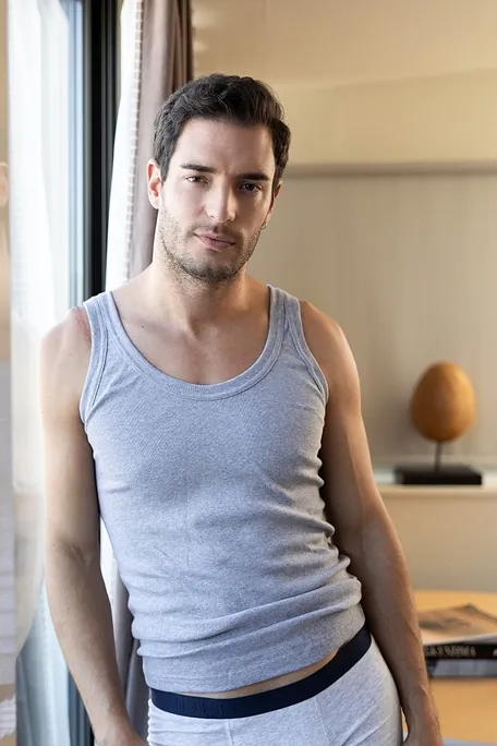 ΑΝΔΡΙΚΗ ΒΑΜΒΑΚΕΡΗ ΦΑΝΕΛΑ ME ΛΕΠΤΗ ΤΙΡΑΝΤΑ ΑΝΟΙΧΤΟ ΛΑΙΜΟ ΧΑΜΗΛΗ ΠΛΑΤΗ ΧΩΡΙΣ ΠΛΑΙΝΕΣ ΡΑΦΕΣ