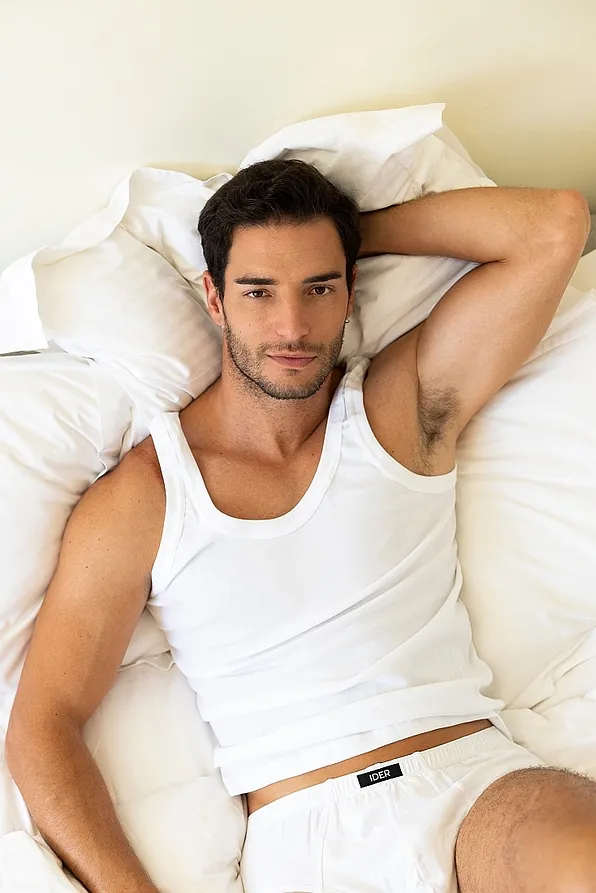 ΑΝΔΡΙΚΗ ΒΑΜΒΑΚΕΡΗ ΛΕΥΚΗ ΦΑΝΕΛΑ ME ΛΕΠΤΗ ΤΙΡΑΝΤΑ ΑΝΟΙΧΤΟ ΛΑΙΜΟ ΧΑΜΗΛΗ ΠΛΑΤΗ ΧΩΡΙΣ ΠΛΑΙΝΕΣ ΡΑΦΕΣ