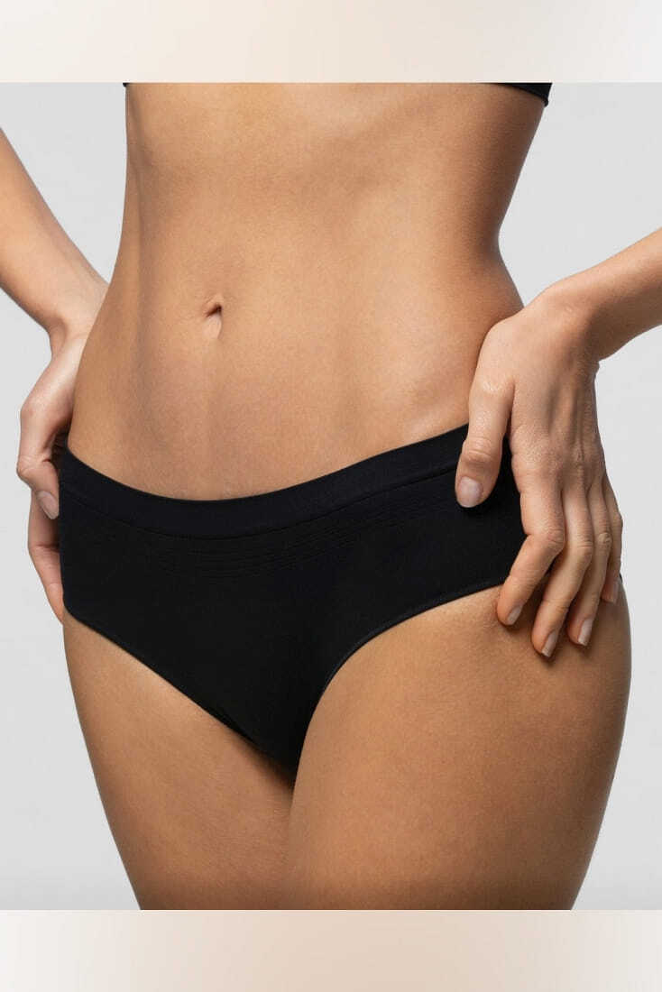 CULOTTE.SEAMLESS ΓΥΝΑΙΚΕΙΟ ΣΛΙΠ HIPSTER ΦΑΡΔΥ ΣΤΟ ΠΛΑΙ ΑΠΟ ΜΑΛΑΚΗ ΚΑΙ ΕΛΑΦΡΙΑ ΜΙΚΡΟΪΝΑ ΧΩΡΙΣ ΡΑΦΕΣ ΜΕ ΔΙΑΠΝΕΟΥΣΕΣ ΖΩΝΕΣ ΚΑΙ ΒΑΚΤΗΡΙΟΣΤΑΤΙΚΟ ΚΑΒΑΛΑΚΙ "Q-SKIN" ΕΠΙΠΕΔΑ ΤΕΛΕΙΩΜΑΤΑ ΠΟΥ ΔΕΝ ΔΙΑΓΡΑΦΟΥΝ ΓΙΑ ΜΕΓΙΣΤΗ ΑΝΕΣΗ