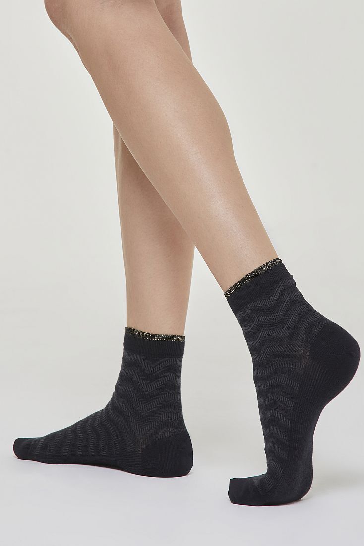 WOMAN COTTON ANKLE SOCKS WITH AND GEOMETRICAL PATTERN AND GOLD OR SILVER LAME ON CUFF AND SEAMLESS TOES - CZ BRIGITTA