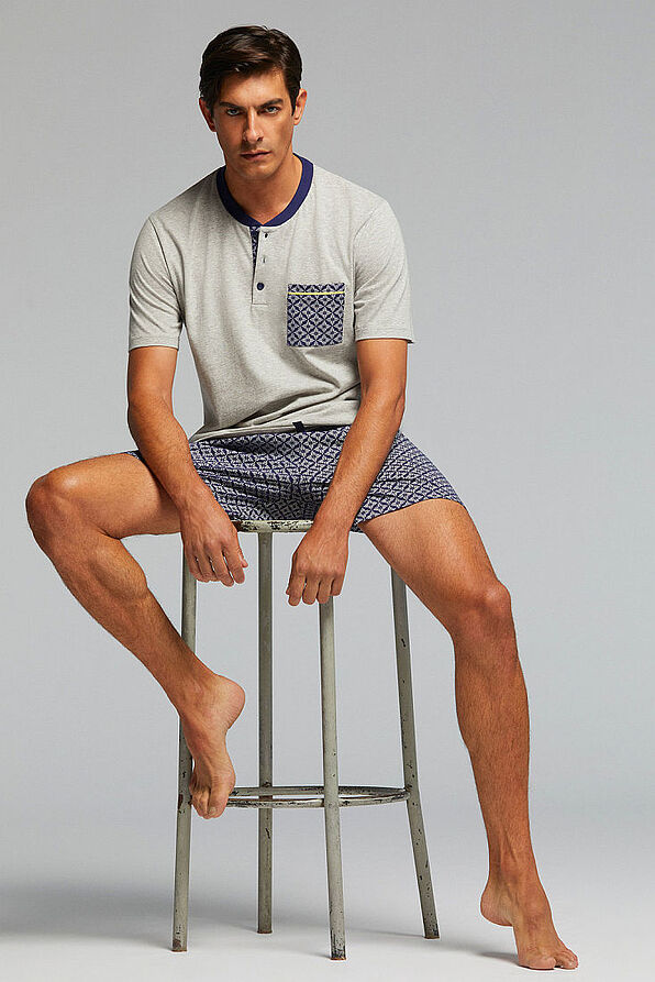 PJ AGAMENNONE MAN COTTON PYJAMAS. T-SHIRT WITH PLACKET AND POCKET IN CONTRAS. SHORTS IN PRINTED FABR