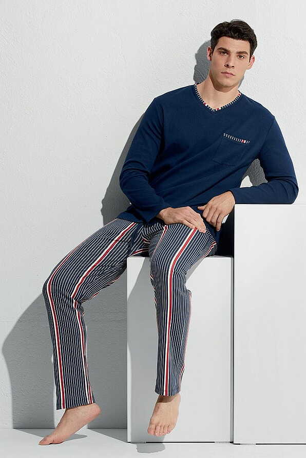 PJ ORTISEI ΑΝΔΡΙΚΗ ΒΑΜΒΑΚΕΡΗ INTERLOCK ΠΙΤΖΑΜΑ ΜΕ V ΛΑΙΜΟ ΚΑΙ ΤΣΕΠH ΚΑΙ ΣΤΑΜΠΑ ΡΙΓΕ ΠΑΝΤΕΛΟΝΙ ΜΕ ΤΣΕΠΗ ΣΤΟ ΠΙΣΩ ΜΕΡΟΣ.