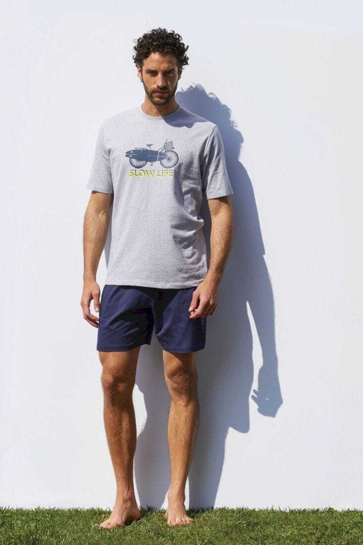 PJ RICINO ΑΝΔΡΙΚΗ ΒΑΜΒΑΚΕΡΗ ΚΟΝΤΗ ΠΙΤΖΑΜΑ ΒΕΡΜΟΥΔΑ ΜΕ ΤΥΠΩΜΑ SLOW LIFE ΚΛΕΙΣΤΟΣ ΛΑΙΜΟΣ ΚΟΝΤΟ ΜΑΝΙΚΙ