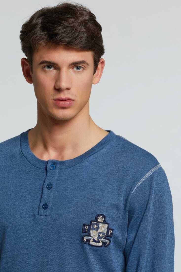 PJ BARBERA ΑΝΔΡΙΚΗ ΒΑΜΒΑΚΕΡΗ INTERLOCK ΠΙΤΖΑΜΑ ΜΟΝΟΧΡΩΜΗ ΜΠΛΟΥΖΑ ΜΕ ΠΑΤΙΛΕΤΑ ΚΑΙ ΚΕΝΤΗΜΑ ΚΑΙ ΠΑΝΤΕΛΟΝΙ ΜΕ ΓΕΩΜΕΤΡΙΚΟ ΣΧΕΔΙΟ ΚΑΙ ΤΣΕΠΗ ΣΤΟ ΠΙΣΩ ΜΕΡΟΣ