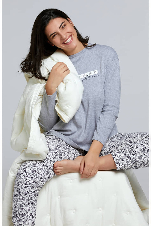 PJ ANTARES WOMAN SWEATER AND TROUSERS IN COTTON INTERLOCK. SOLID COLOR SWEATER WITH BOAT NECK AND SMALL PLACED PRINT. FLORAL FANCY PRINTED TROUSERS WITH LATERAL POCKETS AND CUFF AT BOTTOM.