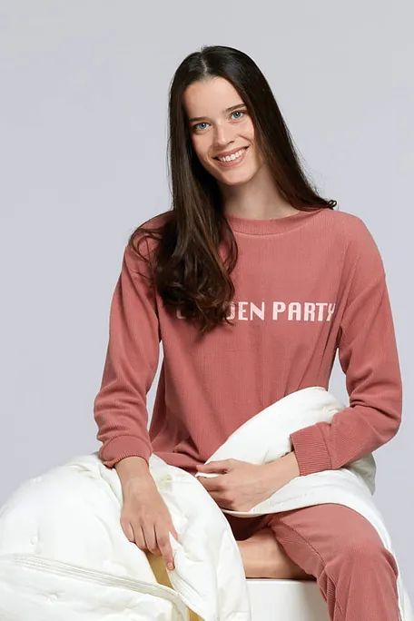 PJ POLARE WOMAN RIBBED MICROPOLAR SWEATER AND TROUSERS. VELVET-EFFECT FLOCK PRINT ON THE FRONT OF THE SWEATER. TROUSERS WITH POCKET ON THE BACK.