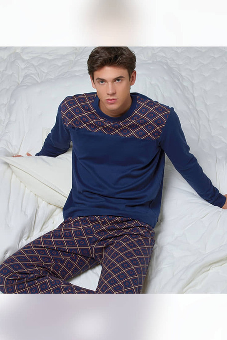 PJ TOCAI MAN SWEATER AND TROUSERS IN COTTON INTERLOCK. ROUND NECK SOLID COLOR SWEATER WITH GEOMETRIC PRINT AT CARRΙ AS TROUSERS. INVISIBLE POCKET AT CHEST. PRINTED TROUSERS WITH GEOMETRIC PATTERN.