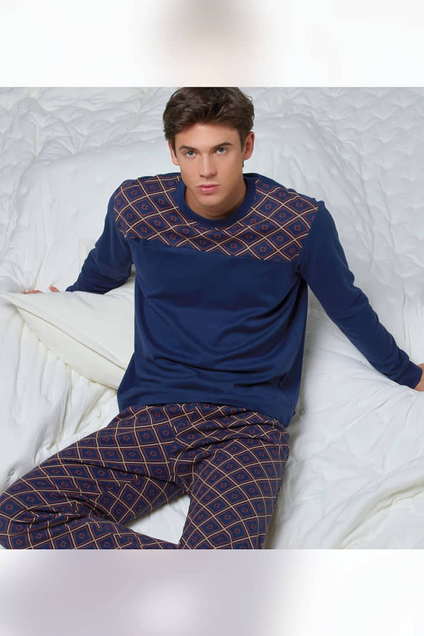 PJ TOCAI MAN SWEATER AND TROUSERS IN COTTON INTERLOCK. ROUND NECK SOLID COLOR SWEATER WITH GEOMETRIC PRINT AT CARRĪ AS TROUSERS. INVISIBLE POCKET AT CHEST. PRINTED TROUSERS WITH GEOMETRIC PATTERN.