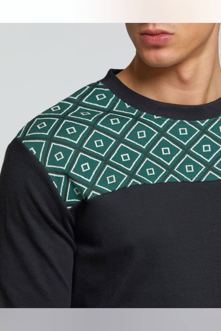 PJ TOCAI ΑΝΔΡΙΚΗ ΒΑΜΒΑΚΕΡΗ INTERLOCK ΠΙΤΖΑΜΑ ΜΠΛΟΥΖΑ ΜΕ ΛΑΙΜΟΚΟΨΗ ΚΡΥΦΗ ΤΣΕΠΗ ΣΤΟ ΣΤΗΘΟΣ ΚΑΙ ΓΕΩΜΕΤΡΙΚΟ ΣΧΕΔΙΟ ΣΤΟ ΠΑΝΩ ΜΕΡΟΣ ΚΑΙ ΠΑΝΤΕΛΟΝΙ ΜΕ ΓΕΩΜΕΤΡΙΚΟ ΣΧΕΔΙΟ