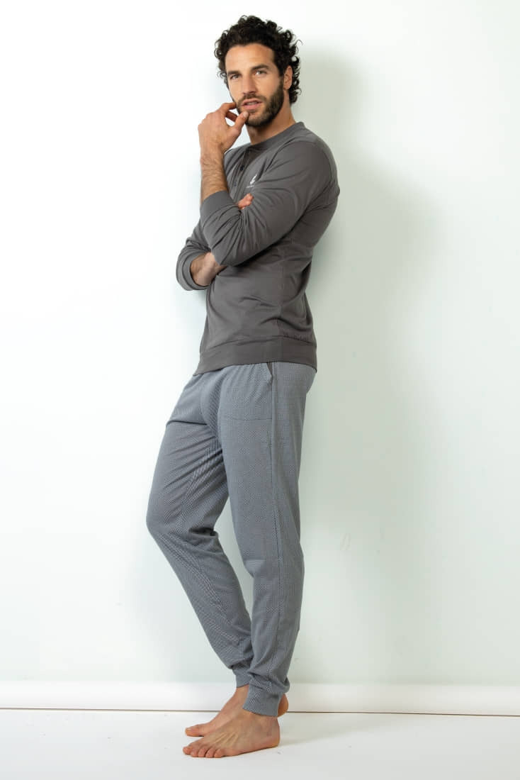 ΑΝΔΡΙΚΗ ΒΑΜΒΑΚΕΡΗ ΠΙΤΖΑΜΑ ΜΕ ΜΑΚΡΥ ΜΑΝΙΚΙ ΠΑΤΙΛΕΤΑ ΜΟΤΙΦ ΣΤΟ ΣΤΗΘΟΣ ΚΑΙ ΜΑΚΡΥ ΠΑΝΤΕΛΟΝΙ ΠΤΙ ΚΑΡΟ