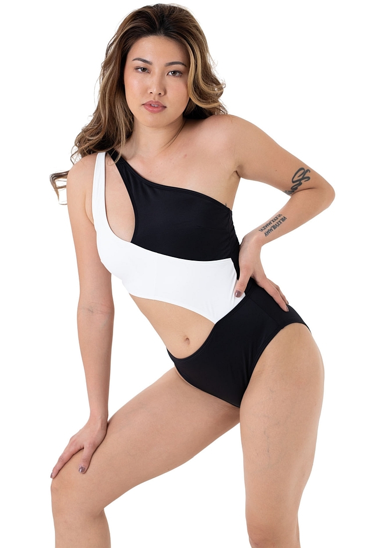 KOMAVE SWIMSUIT ΓΥΝΑΙΚΕΙΟ ΜΑΓΙΟ ΟΛΟΣΩΜΟ ΤΡΙΚΙΝΙ ΜΕ ΈΝΑΝ ΩΜΟ ΜΕ ΑΠΟΣΠΩΜΕΝΗ ΕΝΙΣΧΥΣΗ ΧΩΡΙΣ ΜΠΑΝΕΛΑ ΑΣΠΡΟΜΑΥΡΟ ΜΕ ΑΙΣΘΗΣΙΑΚΑ ΤΟΛΜΗΡΑ ΚΟΨΙΜΑΤΑ