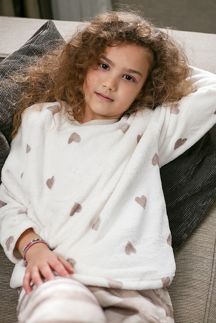 ΚΟΡΙΤΣΙΣΤΙΚΗ ΠΑΙΔΙΚΗ ΠΙΤΖΑΜΑ FLEECE ΜΕ ΣΧΕΔΙΟ ΚΑΡΔΙΕΣ ΚΑΙ ΡΙΓΕ ΠΑΝΤΕΛΟΝΙ ΜΕ ΑΝΟΙΧΤΟ ΜΠΑΤΖΑΚΙ
