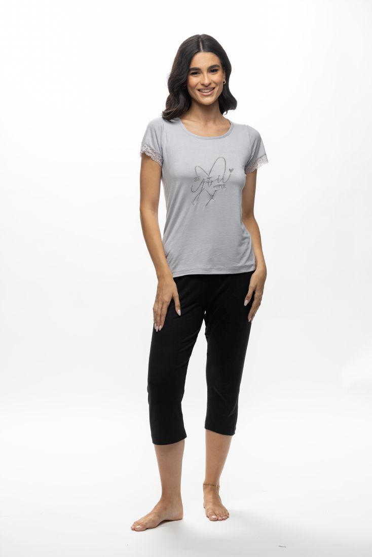 WOMAN CAPRI VISCOSE PYJAMAS WITH CENTRAL EMBROIDERY HEART AND LACE TRIMMING