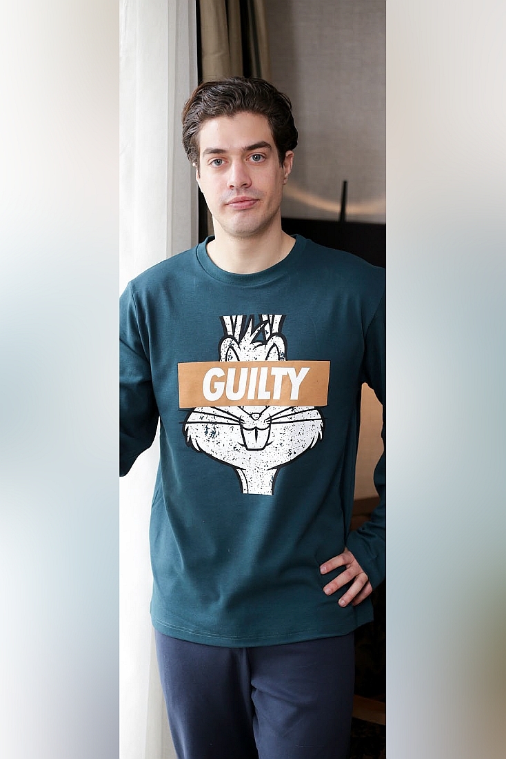 ΑΝΤΡΙΚΗ ΒΑΜΒΑΚΕΡΗ ΠΙΤΖΑΜΑ ΜΕ ΤΥΠΩΜΑ GUILTY BUNNY ΣΤΕΝΗ ΓΡΑΜΜΗ ΚΙ ΑΝΟΙΧΤΟ ΜΠΑΤΖΑΚΙ