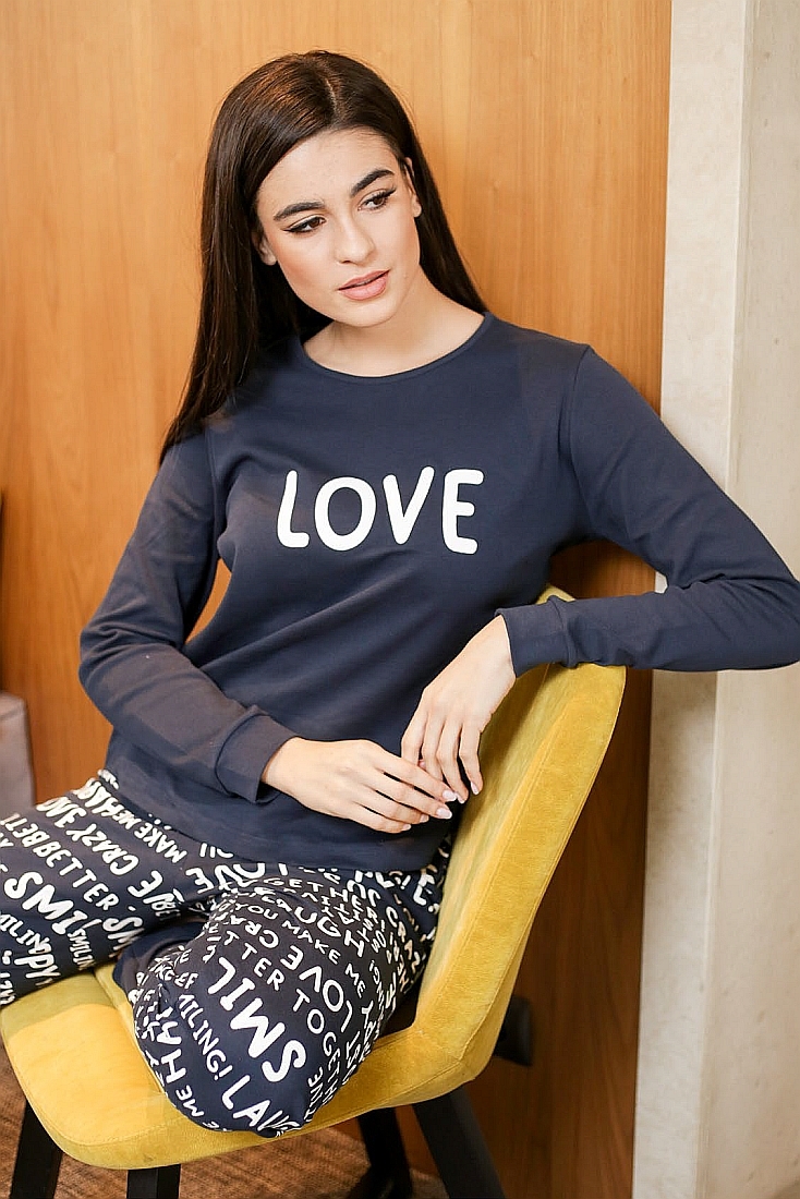 ΓΥΝΑΙΚΕΙΑ ΠΙΤΖΑΜΑ ΒΑΜΒΑΚΕΡΗ ΜΕ ΤΥΠΩΜΑ "LOVE" KAI ΠΑΝΤΕΛΟΝΙ ΜΕ ΛΕΞΕΙΣ ΣΤΕΝΗ ΓΡΑΜΜΗ ΚΑΙ ΛΑΣΤΙΧΟ ΣΤΟ ΜΠΑΤΖΑΚΙ