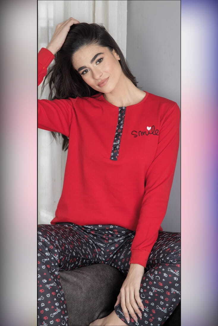WOMAN LONG COTTON PYJAMAS SMILE PRINT BUTTON OPENING AND OPEN LEGS