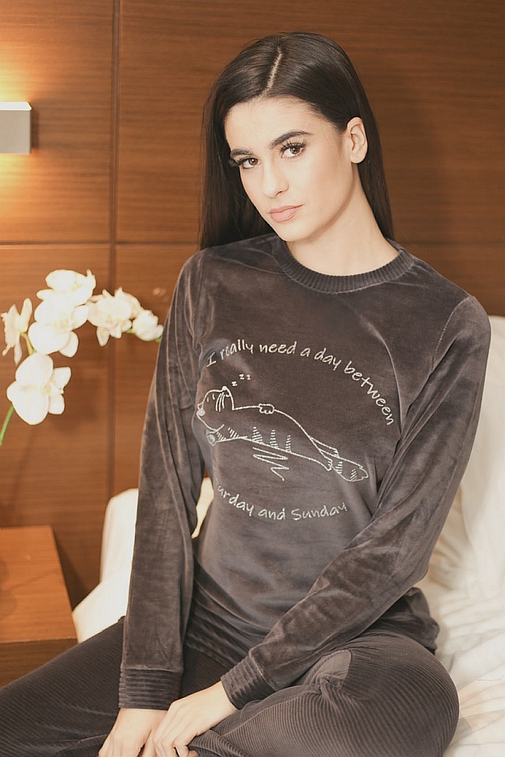 ΓΥΝΑΙΚΕΙΑ ΠΙΤΖΑΜΑ ΒΕΛΟΥΤΕ ΜΕ ΤΥΠΩΜΑ GLITTER "NEED AN EXTRA DAY" ΚΑΙ RIB ΠΑΝΤΕΛΟΝΙ