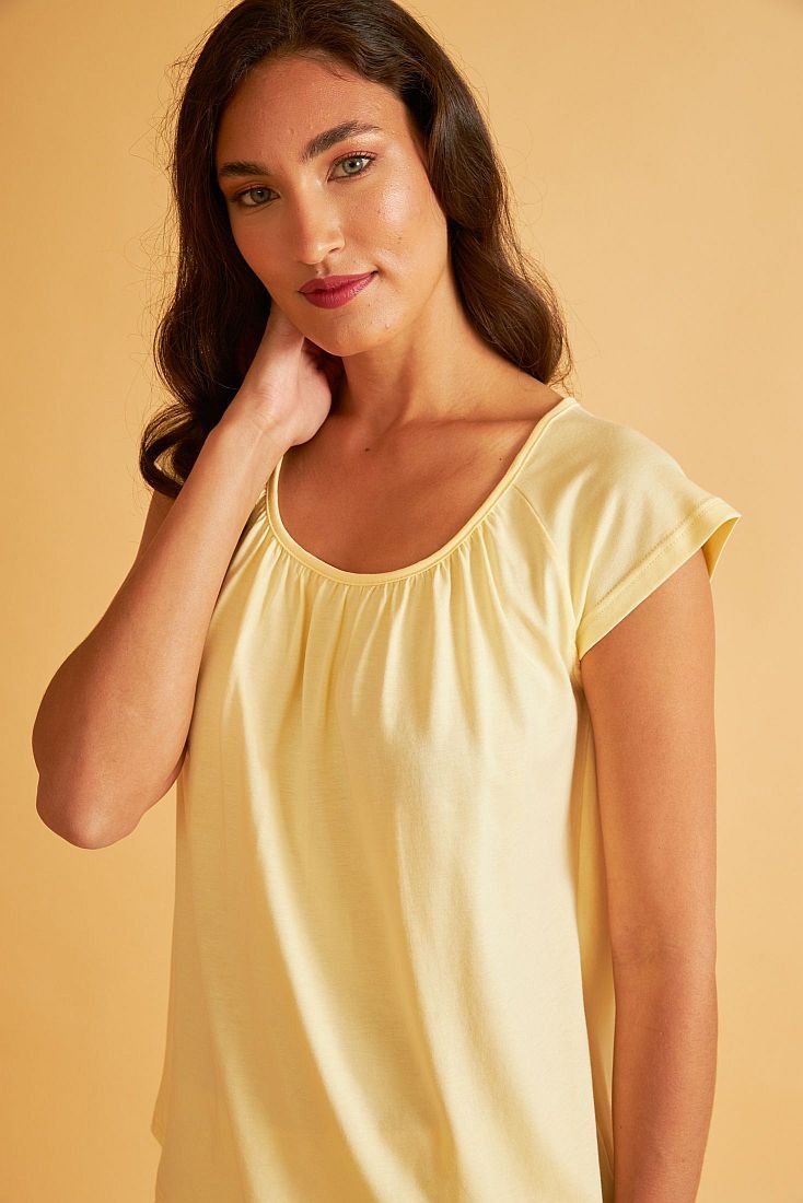 ΓΥΝΑΙΚΕΙΑ ΚΟΝΤΗ ΜΟΝΤΑΛ ΠΙΤΖΑΜΑ ΜΕ ΠΙΕΤΕΣ ΣΤΗ ΜΠΛΟΥΖΑ ΚΑΙ FLORAL ΣΧΕΔΙΟ ΣΤΟ ΣΟΡΤΣ