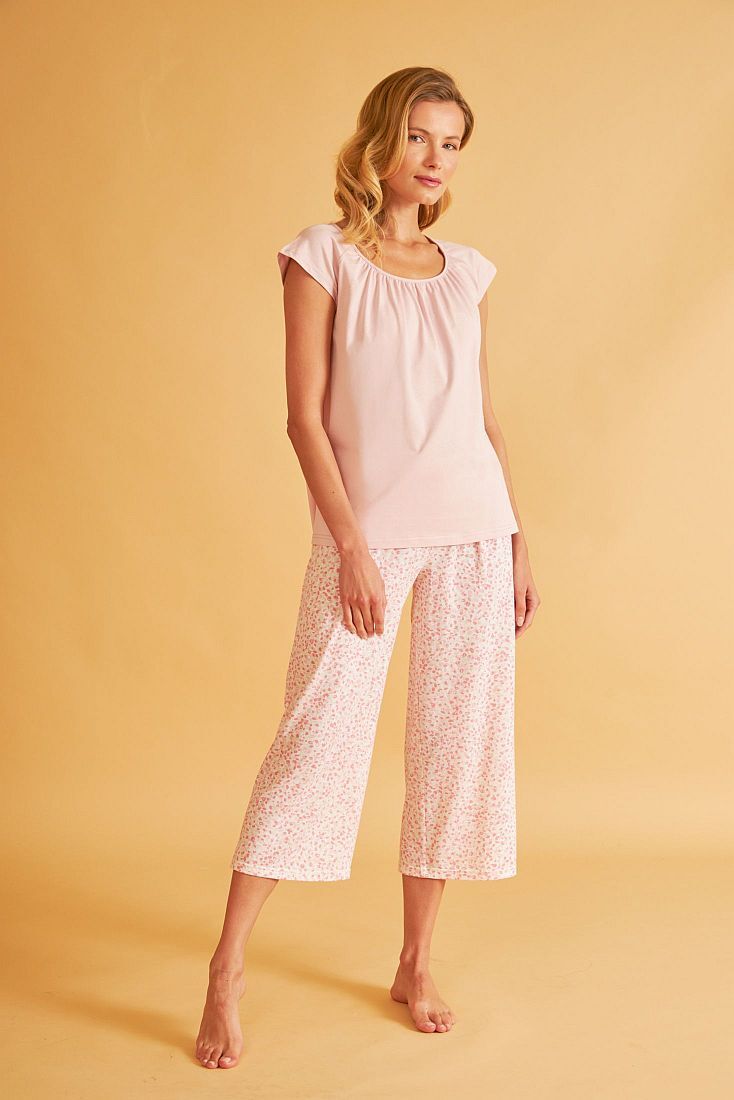 ΓΥΝΑΙΚΕΙΑ CAPRI ΜΟΝΤΑΛ ΠΙΤΖΑΜΑ ΜΕ ΠΙΕΤΕΣ ΣΤΗ ΜΠΛΟΥΖΑ ΚΑΙ PATTERNED ΠΑΝΤΕΛΟΝΙ