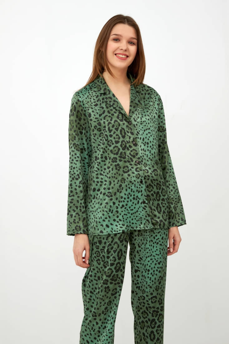 ΓΥΝΑΙΚΕΙΑ ΕΛΑΣΤΙΚΗ ΣΑΤΕΝ ΜΑΚΡΙΑ ΠΙΤΖΑΜΑ ANIMAL PRINT ΜΕ ΚΟΥΜΠΙΑ ΚΙ ΑΝΟΙΧΤΟ ΜΠΑΤΖΑΚΙ