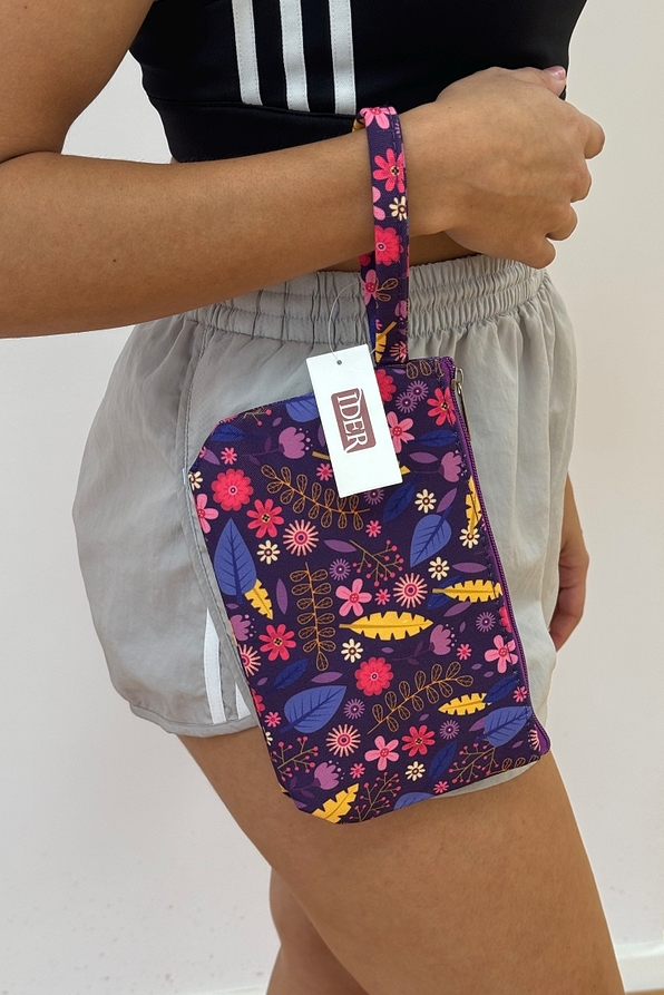 HANDHELD TOILETRY POUCH