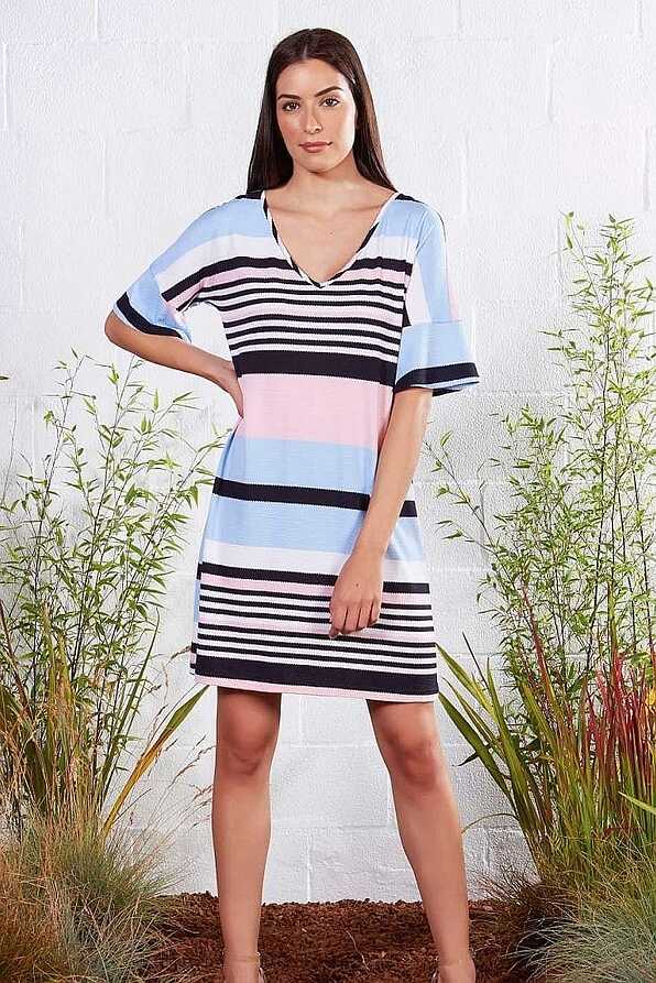 ΓΥΝΑΙΚΕΙΟ ΦΟΡΕΜΑ ΜΕ ΤΡΟΥΑΚΑΡ ΜΑΝΙΚΙ, ΒΑΘΥ V ΛΑΙΜΟ, ΠΑΝΩ ΑΠΟ ΤΟ ΓΟΝΑΤΟ, ΜΕ ΣΧΕΔΙΟ ΑΣΥΜΜΕΤΡΕΣ ΟΡΙΖΟΝΤΙ