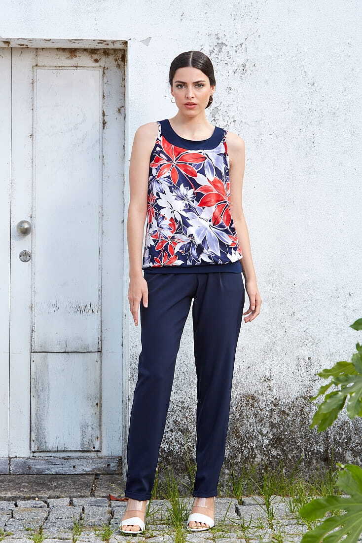 ΓΥΝΑΙΚΕΙΑ ΜΠΛΟΥΖΑ ΑΜΑΝΙΚΗ ΜΕ ΑΝΟΙΧΤΟ ΛΑΙΜΟ ΚΑΙ FLORAL ΣΧΕΔΙΟ