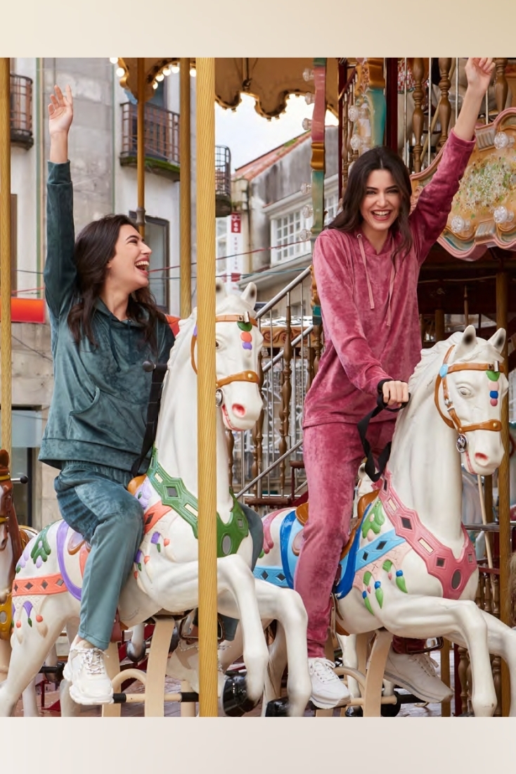 ΓΥΝΑΙΚΕΙΑ ΜΑΚΡΙΑ ΒΕΛΟΥΤΕ ΦΟΡΜΑ ΜΟΝΟΧΡΩΜΗ ΜΕ ΚΟΥΚΟΥΛΑ ΤΣΕΠΗ ΚΑΙ ΑΝΟΙΧΤΟ ΜΠΑΤΖΑΚΙ