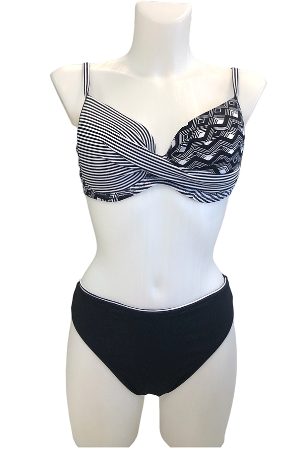 ΓΥΝΑΙΚΕΙΟ ΜΑΓΙΟ BIKINI ΣΕΤ CUP D ΑΣΠΡΟΜΑΥΡΟ ΚΡΟΥΑΖΕ ΜΕ ΣΧΕΔΙΟ ΡΙΓΕ/ΓΕΩΜΕΤΡΙΚΟ ΜΕ ΕΝΙΣΧΥΣΗ ΜΠΑΝΕΛΑ ΡΥΘΜΙΖΟΜΕΝΗ ΤΙΡΑΝΤΑ ΚΑΙ BIKINI ΣΛΙΠ ΜΟΝΟΧΡΩΜΟ ΚΑΝΟΝΙΚΗΣ ΠΙΣΩ ΚΑΛΥΨΗΣ
