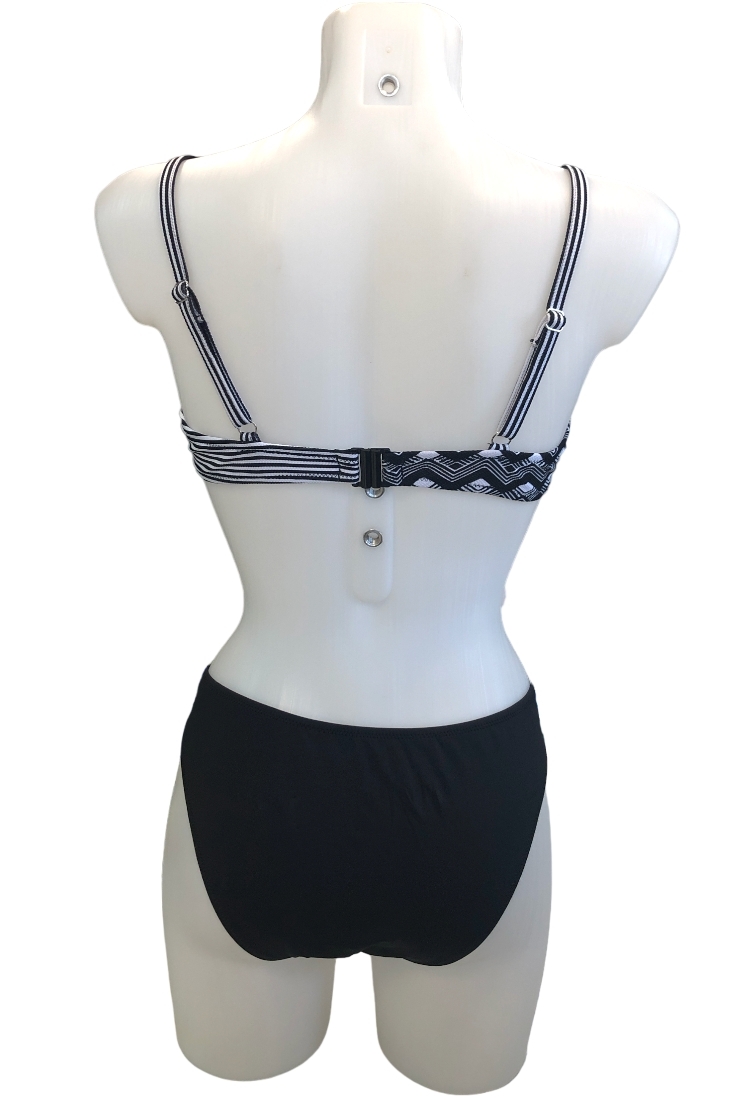 ΓΥΝΑΙΚΕΙΟ ΜΑΓΙΟ BIKINI ΣΕΤ CUP D ΑΣΠΡΟΜΑΥΡΟ ΚΡΟΥΑΖΕ ΜΕ ΣΧΕΔΙΟ ΡΙΓΕ/ΓΕΩΜΕΤΡΙΚΟ ΜΕ ΕΝΙΣΧΥΣΗ ΜΠΑΝΕΛΑ ΡΥΘΜΙΖΟΜΕΝΗ ΤΙΡΑΝΤΑ ΚΑΙ BIKINI ΣΛΙΠ ΜΟΝΟΧΡΩΜΟ ΚΑΝΟΝΙΚΗΣ ΠΙΣΩ ΚΑΛΥΨΗΣ