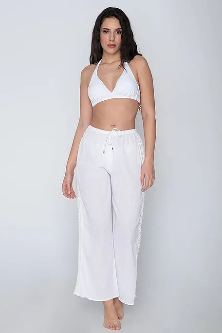 MIA ΓΥΝΑΙΚΕΙΑ ΠΑΝΤΕΛΟΝΑ ΜΟΝΟΧΡΩΜΗ ΜΕ 3 ΥΦΑΝΤΕΣ ΡΙΓΕΣ ΣΤΟ ΠΛΑΙ