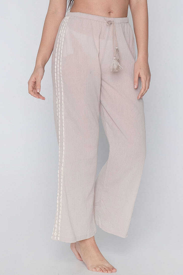 MIA ΓΥΝΑΙΚΕΙΑ ΠΑΝΤΕΛΟΝΑ ΜΟΝΟΧΡΩΜΗ ΜΕ 3 ΥΦΑΝΤΕΣ ΡΙΓΕΣ ΣΤΟ ΠΛΑΙ