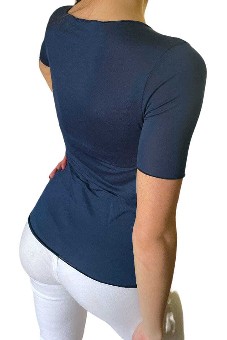 ΓΥΝΑΙΚΕΙΟ BAMBOO T-SHIRT ΜΕ ΛΑΙΜΟ ΧΑΜΟΓΕΛΟ ΚΑΙ ΚΟΝΤΟ ΜΑΝΙΚΙ ΠΟΥ ΚΑΛΥΠΤΕΙ ΤΟ ΜΠΡΑΤΣΟ