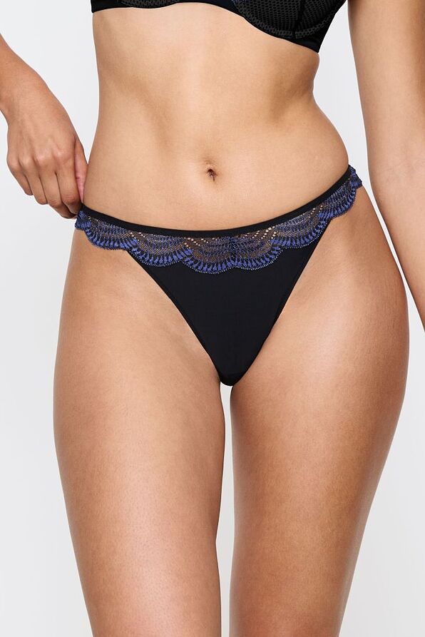 LINGERIE ΣΤΡΙΝΓΚ ΜΕ ΔΙΧΡΩΜΗ ΔΑΝΤΕΛΑ-TRIUMPH COMFORT GLAM