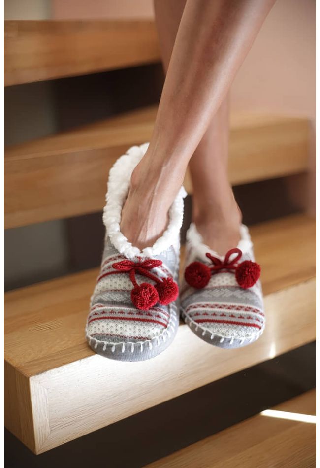 WOMAN ANTI-SLIP SOLE SLIPPERS WITH FLUFFY LINING INSIDE AND STRIPY PATTERN WITH POM-POM