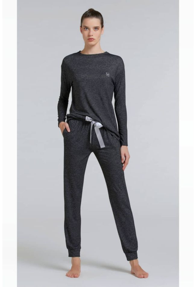 PJ EPSILON WOMAN SWEATER AND TROUSERS IN SOFT VISCOSE. SOLID COLOR SWEATER WITH BOAT NECK AND SMALL PLACED EMBROIDERY. TROUSERS SOLID COLOR WITH LATERAL POCKETS AND CUFF AT BOTTOM.