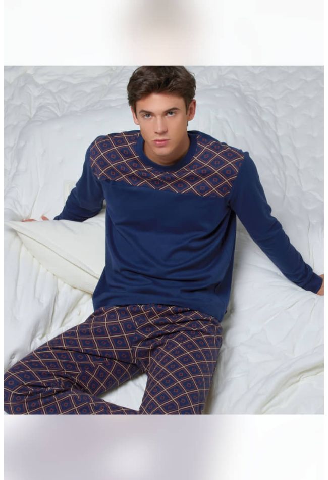 PJ TOCAI MAN SWEATER AND TROUSERS IN COTTON INTERLOCK. ROUND NECK SOLID COLOR SWEATER WITH GEOMETRIC PRINT AT CARRΙ AS TROUSERS. INVISIBLE POCKET AT CHEST. PRINTED TROUSERS WITH GEOMETRIC PATTERN.