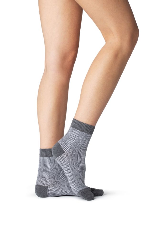 WOMAN COMBED COTTON SOCKS WITH PIED DE POULE PATTERN AND SEAMLESS TOES